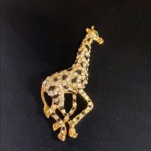 This great giraffe art is jaw-dropping!